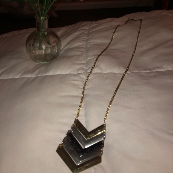 Assorted Women’s Chunky Necklaces - Picture 5 of 6